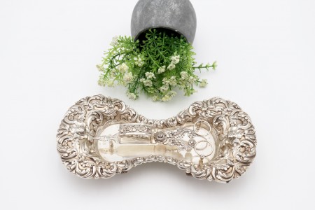 Bandeja e tesoura de morrões em prata com elementos profusamente relevados